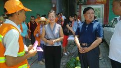 盛夏时节赣州市总工会领导一行到兴国县工业园区看望、慰问一线环卫工人