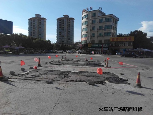 兴国县城管局开展城区损坏路面维修工作 1