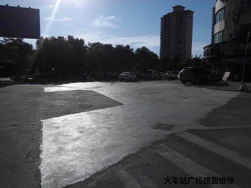 兴国县城管局开展城区损坏路面维修工作 2