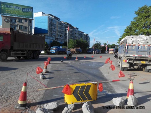 兴国县城管局开展城区损坏路面维修工作 3