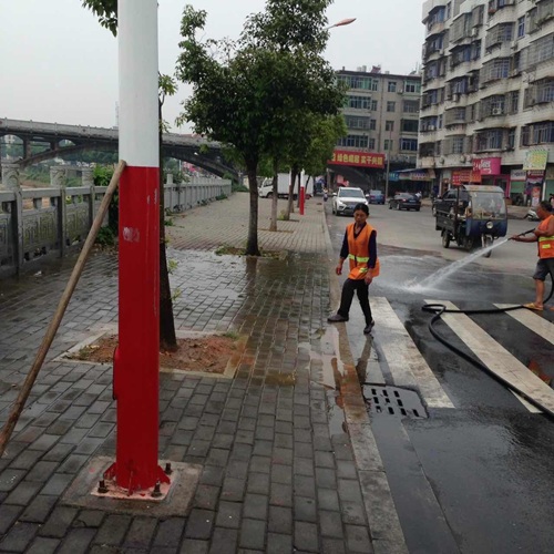 兴国县城管局清洗道路 提升环卫品质